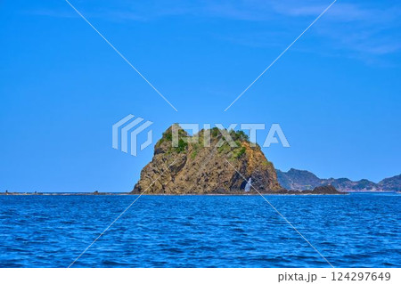 島根県松江市島根町の潜戸鼻(くけどばな)付近の日本海から的島を見る 124297649