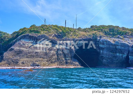 島根県松江市島根町の潜戸鼻(くけどばな)北側から洞門を見る 島根県松江市島根町の潜戸鼻(くけどばな)北側から洞門を見る 124297652