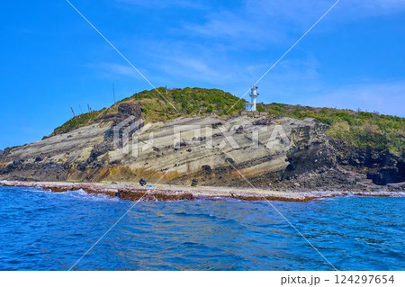 島根県松江市島根町の潜戸鼻(くけどばな)北側から潜戸鼻灯台を見る 124297654