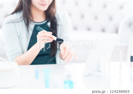 化粧筆でパウダーの色を確認する若い女性 顔無し 化粧筆でパウダーの色を確認する若い女性 顔無し 124298003