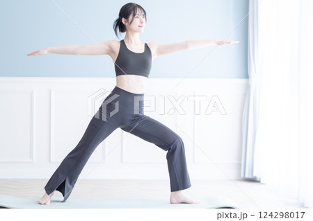 明るいスタジオでヨガをする若い女性 124298017