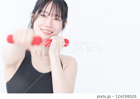ウェイトを持ってトレーニングをする若い女性 白バック ウェイトを持ってトレーニングをする若い女性 白バック 124298028