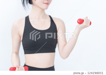 ウェイトを持ってトレーニングをする若い女性 顔無し 白バック ウェイトを持ってトレーニングをする若い女性 顔無し 白バック 124298031