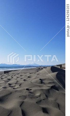 快晴の湘南の海岸から富士山を望む 124298103