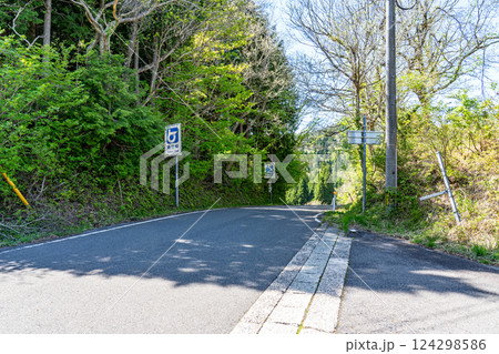 人形峠　旧道の岡山県側県境　岡山県苫田郡鏡野町 124298586