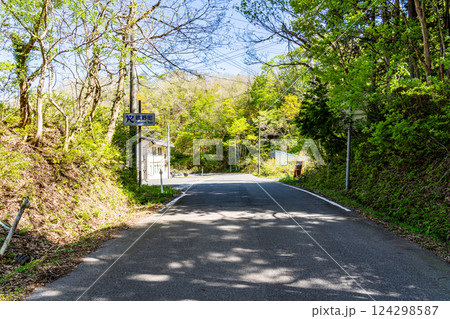 人形峠　旧道の鳥取県側県境　鳥取県東伯郡三朝町 124298587