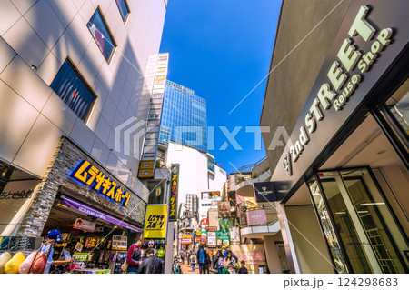 日本の東京都市景観 インバウンドに沸く渋谷。外国人観光客らで賑わうスペイン坂などを望む 日本の東京都市景観 インバウンドに沸く渋谷。外国人観光客らで賑わうスペイン坂などを望む 124298683