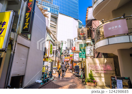 日本の東京都市景観 インバウンドに沸く渋谷。外国人観光客らで賑わうスペイン坂などを望む 日本の東京都市景観 インバウンドに沸く渋谷。外国人観光客らで賑わうスペイン坂などを望む 124298685