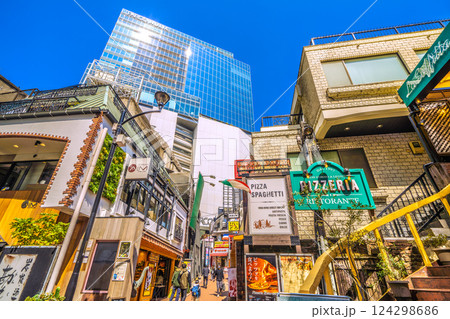 日本の東京都市景観　インバウンドに沸く渋谷。外国人観光客らで賑わうスペイン坂などを望む 124298686