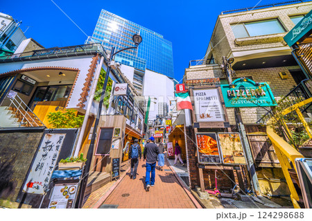 日本の東京都市景観　インバウンドに沸く渋谷。外国人観光客らで賑わうスペイン坂などを望む 124298688