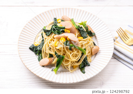 ほうれん草とウインナーのパスタ 124298792