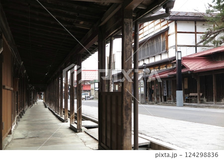 青森県の黒石市で、重伝健地区に指定された「中町こみせ通り」:雪庇を兼ねた「こみせ」の通り 青森県の黒石市で、重伝健地区に指定された「中町こみせ通り」:雪庇を兼ねた「こみせ」の通り 124298836