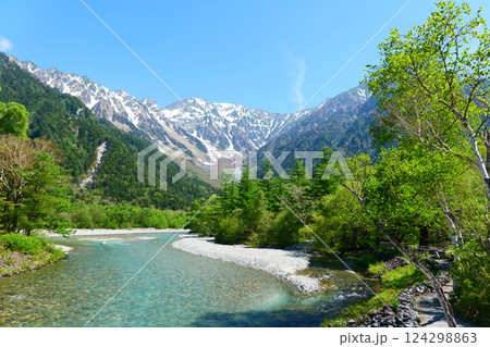中部山岳国立公園、初夏の上高地より穂高連峰を望む。松本、長野、日本。5月下旬。 124298863