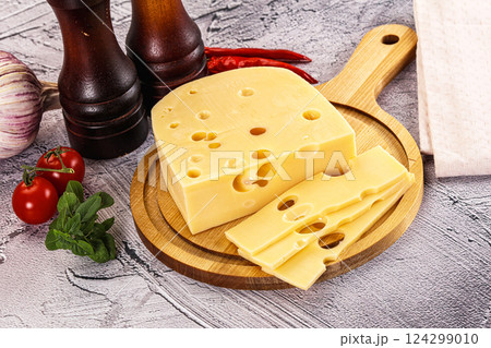 Maasdam cheese piece with slices 124299010