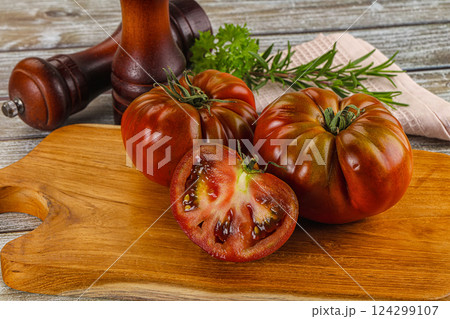 Organic juicy ripe red tomatoes Organic juicy ripe red tomatoes 124299107
