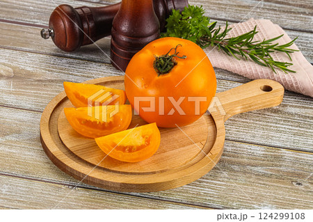 Organic juicy ripe yellow tomatoes Organic juicy ripe yellow tomatoes 124299108