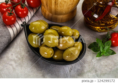 Big green marinated olives in the bowl 124299172