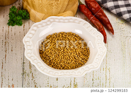 Dry mustard seeds in the bowl 124299183