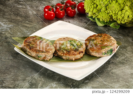 Roasted tuna medallion with broccoli 124299209