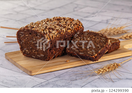 Browl rye bread with seeds 124299390