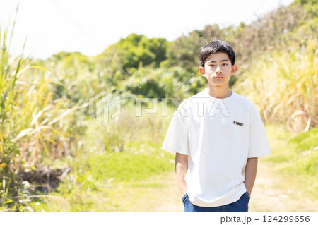 田舎道を歩く少年 124299656