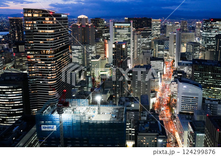 コンラッド大阪から見た梅田方面のトワイライトシーン 124299876