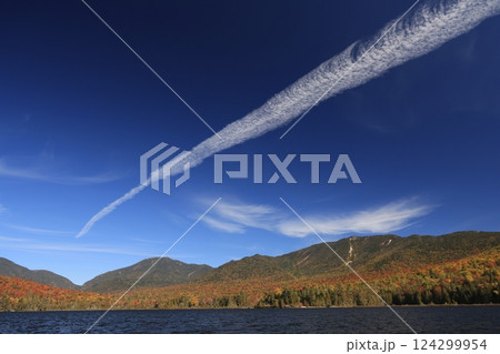 秋空と飛行機雲 124299954