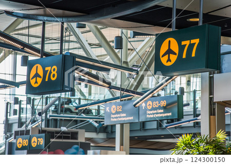 カナダ・バンクーバー国際空港の搭乗口案内板 カナダ・バンクーバー国際空港の搭乗口案内板 124300150
