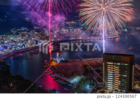 【静岡県】熱海100万ドルの夜景と海上花火大会 124300567