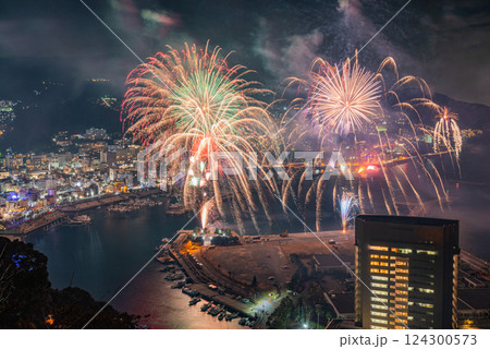 【静岡県】熱海100万ドルの夜景と海上花火大会 124300573