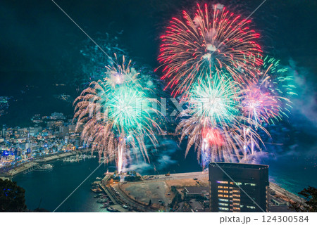 【静岡県】熱海100万ドルの夜景と海上花火大会 【静岡県】熱海100万ドルの夜景と海上花火大会 124300584