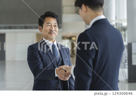 握手をする2人のビジネスマン 握手をする2人のビジネスマン 124300646