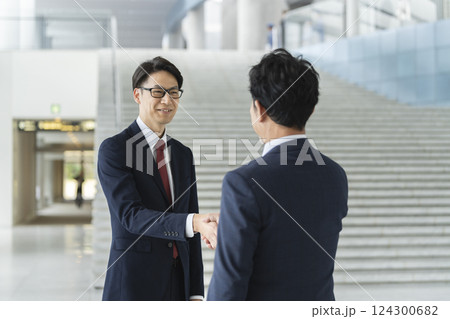握手をする2人のビジネスマン 124300682