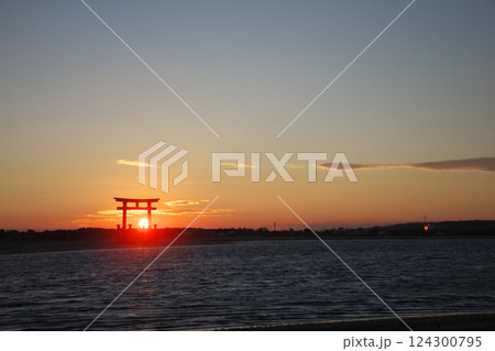 海に浮かぶ鳥居に沈む太陽 124300795