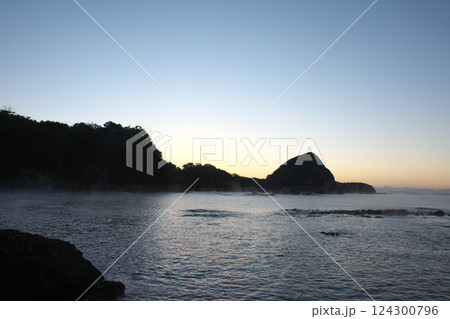 朝焼けに染まる空と海岸のシルエット 朝焼けに染まる空と海岸のシルエット 124300796