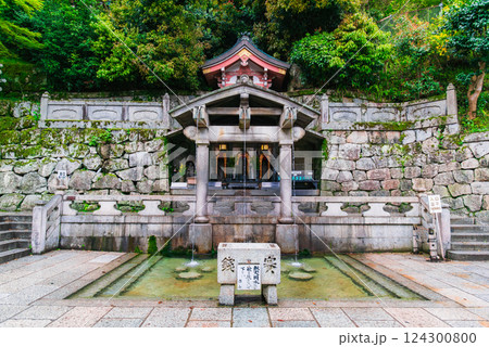 春の京都 清水寺 音羽の滝 春の京都 清水寺 音羽の滝 124300800