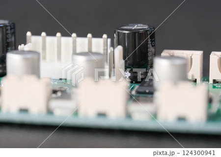 基板上のコンデンサ回路 124300941