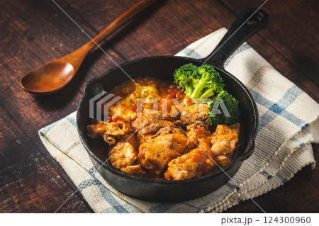 スキレットで作るチキンのトマト煮 124300960