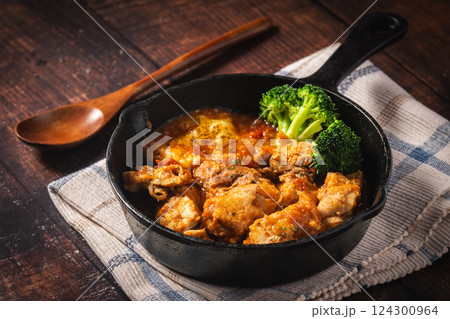 スキレットで作るチキンのトマト煮 124300964