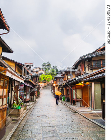春の京都 京町家が建ち並ぶ二年坂 朝景 春の京都 京町家が建ち並ぶ二年坂 朝景 124300973