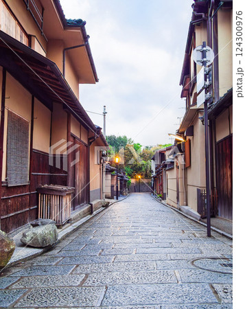 春の京都　一念坂　朝景 124300976