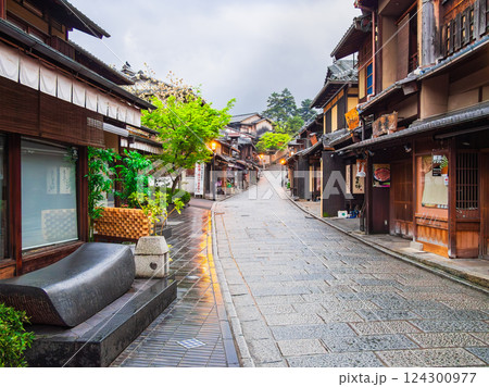 春の京都　京町家が建ち並ぶ二年坂　朝景 124300977