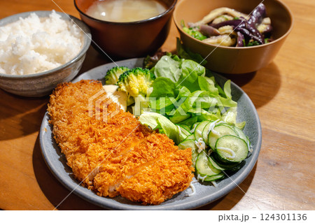 サクサクとんかつと和風定食セット サクサクとんかつと和風定食セット 124301136