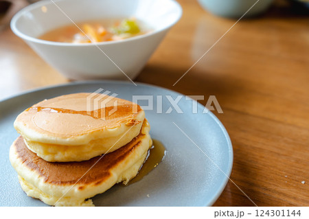 ふんわりパンケーキと野菜スープの朝食 124301144