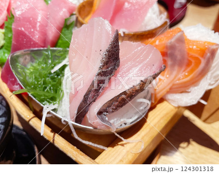 刺身盛り合わせのサワラ 旨みが凝縮した青魚の刺身 刺身盛り合わせのサワラ 旨みが凝縮した青魚の刺身 124301318