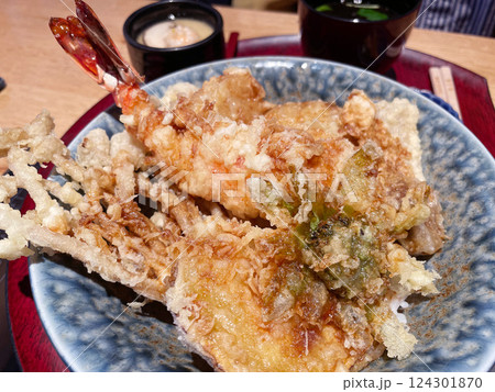 天然タイガー海老と季節野菜の天丼 豪華な揚げ物丼 天然タイガー海老と季節野菜の天丼 豪華な揚げ物丼 124301870