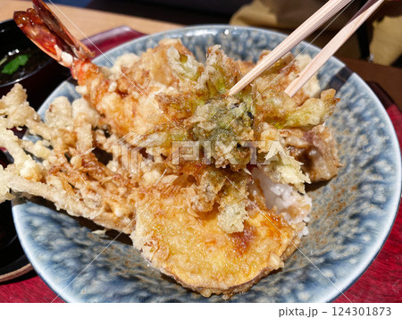 ふきのとうの天ぷら入り季節野菜の天丼 春の味覚 ふきのとうの天ぷら入り季節野菜の天丼 春の味覚 124301873