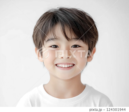白い背景に笑顔の男の子 124301944