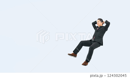 座ってリラックスするミドルエイジ男性ビジネスパーソンの全身写真 座ってリラックスするミドルエイジ男性ビジネスパーソンの全身写真 124302045