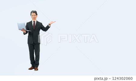ノートパソコンを持って案内する中高年ビジネスマンの全身写真 ノートパソコンを持って案内する中高年ビジネスマンの全身写真 124302060